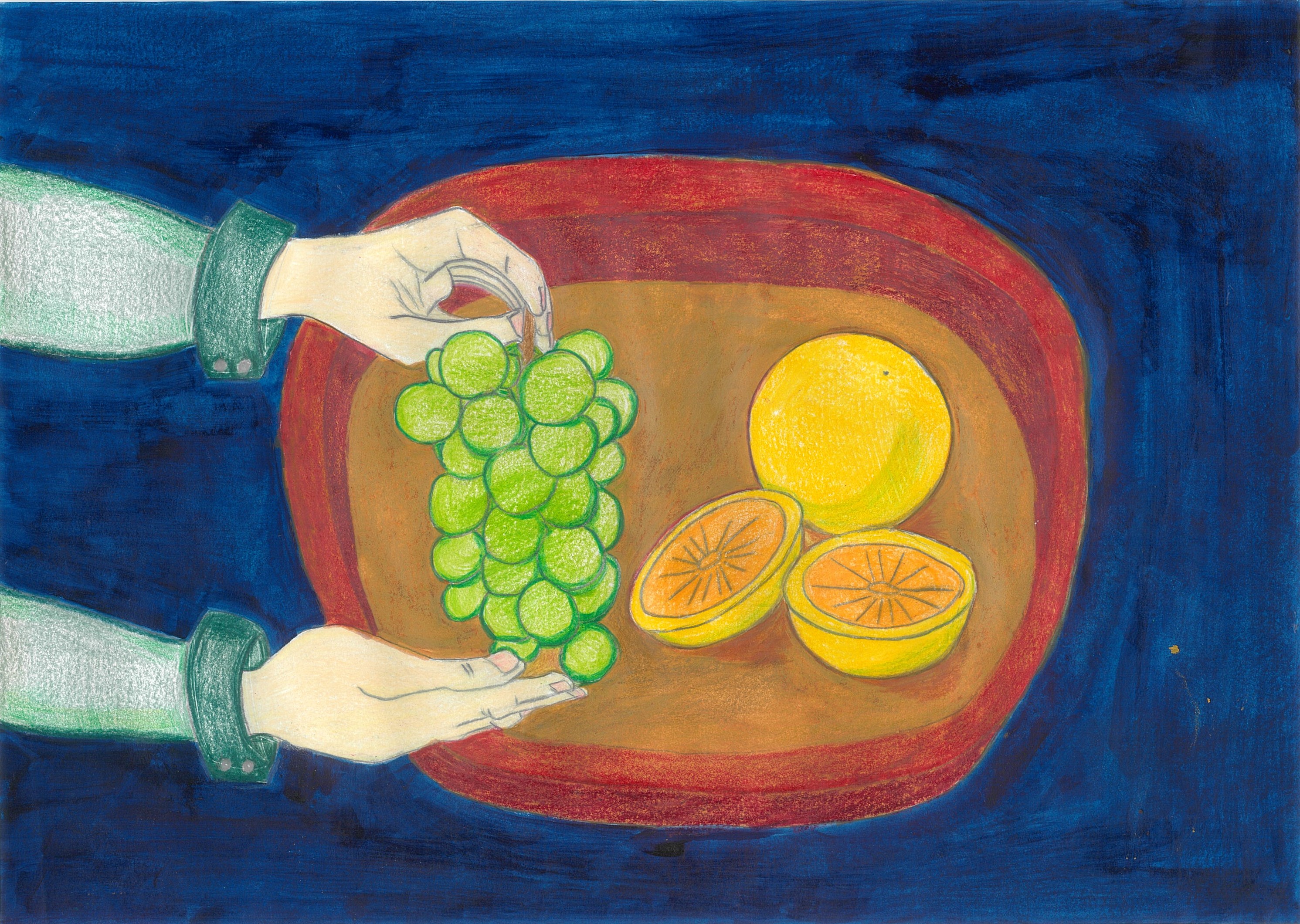 お盆の中のブドウを手に持って